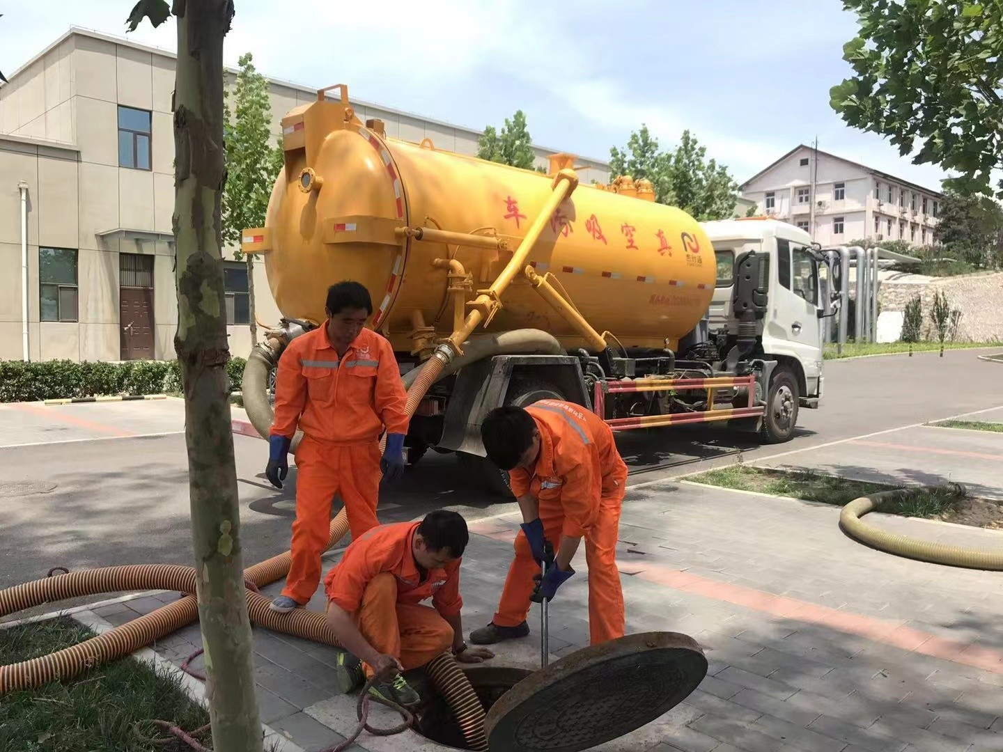 西宁化粪池清理与5-8吨吸粪车施工效率分析
